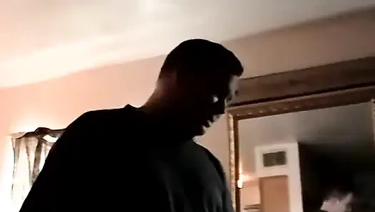 Heteroseksüel adam Jason'a hizmet ediyor