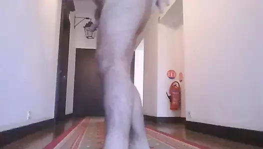 ordre de maitresse Alex nue dans le couloir de mon hotel