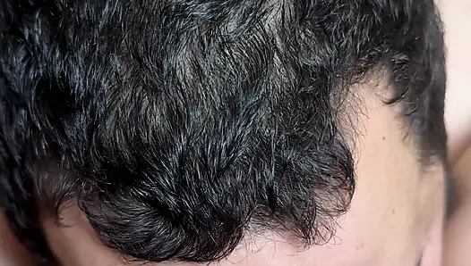 Kız arkadaşını dışarıda yalıyor