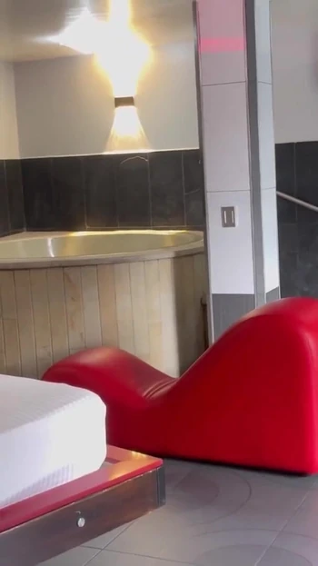 Незабываемый момент из "Латина возбужденная задница трахает хуя садовника и в конечном итоге полна молока"