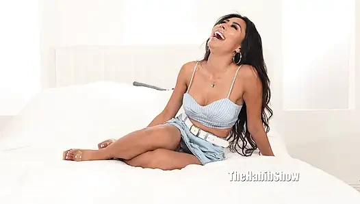 JENNA LA ROSE думает, что член Джован Джордан гигантский, но ей удается возвести его вниз по глотке