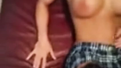 Muscle sürtük gets becerdin içinde bir üniforma