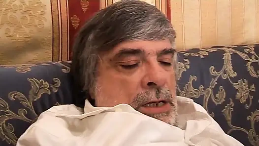 Kirli üvey kız ve sevimli genç üvey kız kardeşi