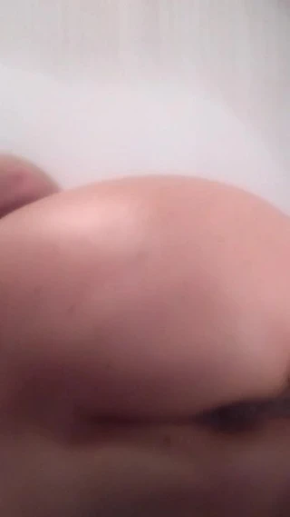 Adım anne salatalık ile kıçını becermeye karar verdi