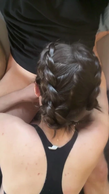 Обязательный для обмена момент из "Шлюшка-студентка делает супер грязный минет, затем принимает его раком"