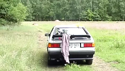 Alman genç kız ormanda onu memnun etmek için iki yarak alıyor