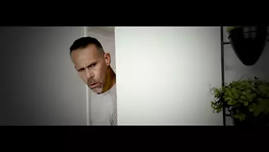 O yeni - narin sarışın genç ilk porno videosunda mor vibratörle kendini beğeniyor