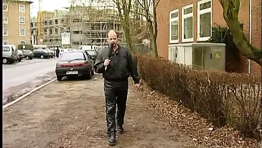Kısa saçlı esmer açık havada röportajda