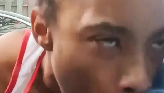 Minyon zenci kadın büyük zenci yarağıyla öğürüyor