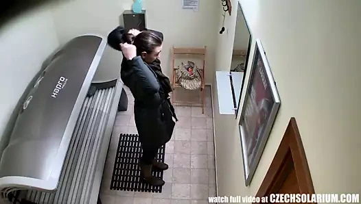 güzel Çek kız mastürbasyon içinde kamu solaryum