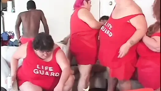 Kırmızı üniformalı şişman karınlı piliç uzun bir sopaya biniyor
