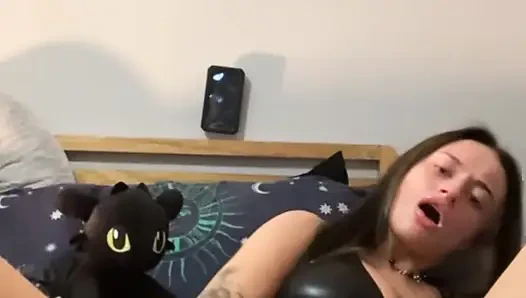 Kalın 19 yaşındaki sürtük dildo çok derin olduğunda yüksek sesle inliyor