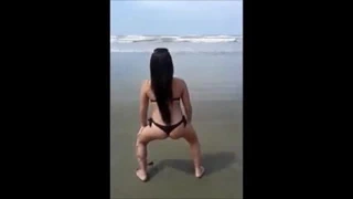 Sahilde twerk yapan Brezilyalı