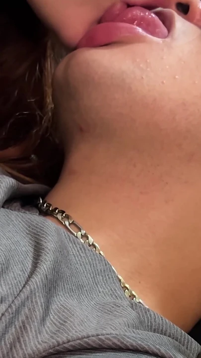 Завораживающий момент из "Какой захватывающий французский поцелуй моя сводная сестра дает мне! 😈"