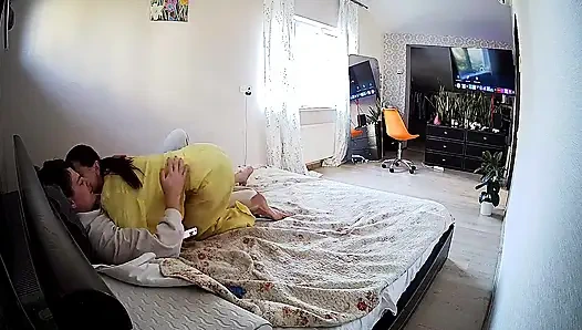 Danildo yarağı zevk alırken Kamila'nın göğüsleriyle oynuyor