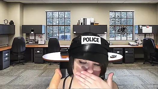 Polis memuru tutuklanan yarağı emiyor