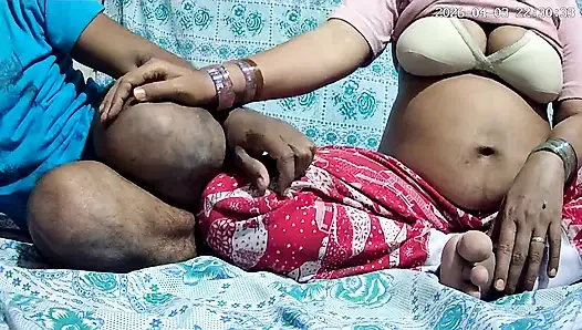 Hintli doktor ve hemşire köyde seks yapıyor