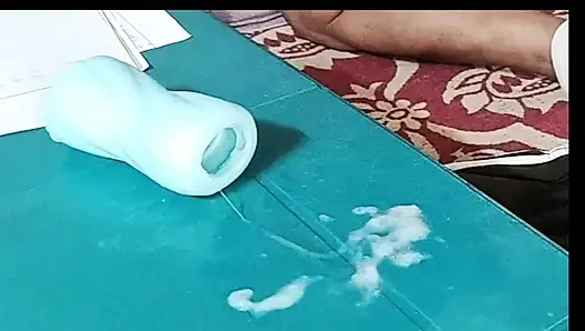 Silikon amcık döllenmiş seks oyuncağı sikişiyor