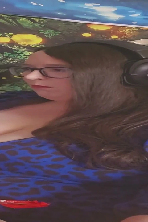 Ssbbw tanrıça çalışırken atıştırıyor