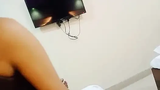 Yağla elle muamele ve misyoner pozisyonunda seks için hazır