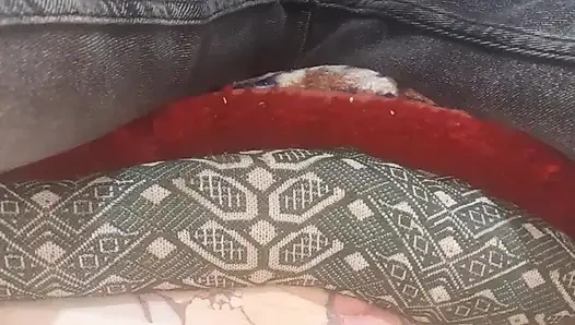 Penisi pantolondan çıkarıyor