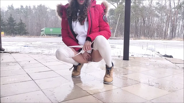 Возбужденная девушка у дороги с экстремальным оргазмом