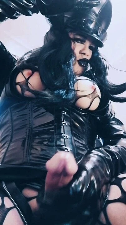 Gotik motorcu travesti