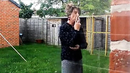 tranny ev hanımı sigara molası