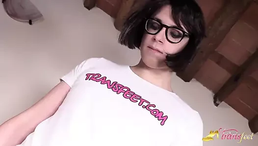 Travesti mastürbasyon yapıyor ve sonra cama işiyor