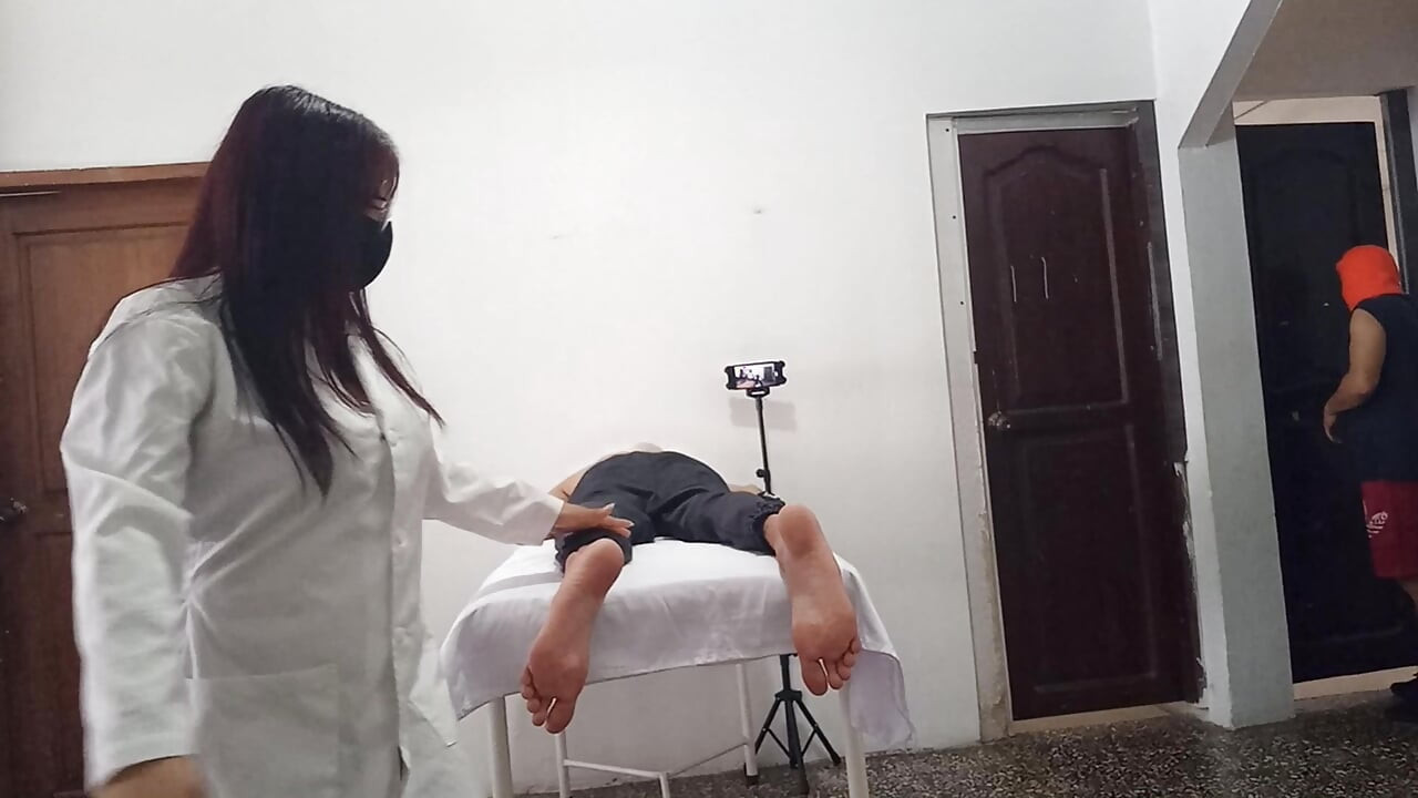 Enstitüdeki masaj lezzetli bir şekilde sona erdi! Ben müşteriye masaj yaparken erkek arkadaşım geldi ve harika bir şey yaptı