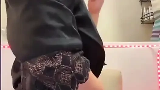 Sadece siyah naylon çorapla götünü parmaklıyor