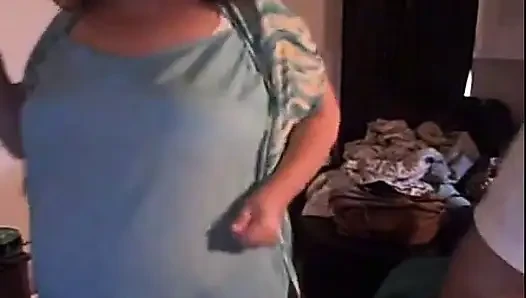 İri güzel kızıl saçlı kadın mavi kıyafetli dans eden kamera şovu