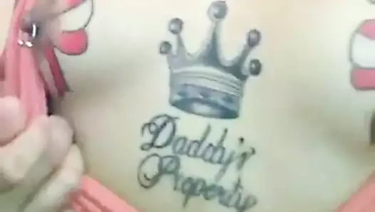 Filipinli sürtük onu deldi ve dövme meme uçlarını gösteriyor