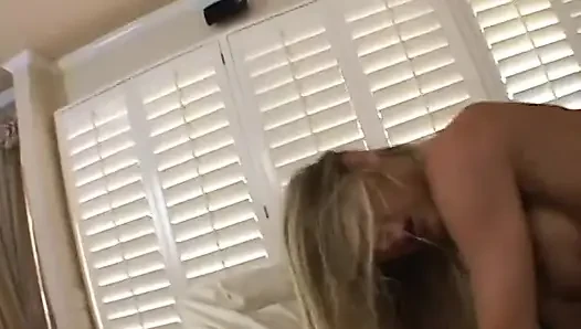 Seksi sarışın sürtük iyi götünü ağdayla sikiyor
