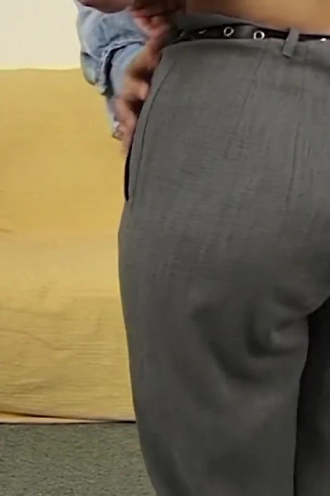 Orta yaşlı seksi kadın büyük bir yarağı emiyor ve sonra sert biniyor