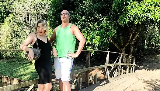 Büyük zenci yarağı ile parkta ağaçların arkasında sikişiyor