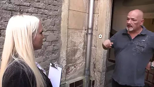 Hit genç ve orta yaşlı seksi kadın ile üçlü sikiş