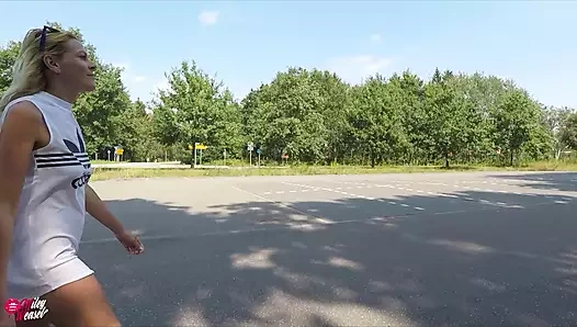 Sarışın kaltak herkesin içinde götten sikilmeyi seviyor