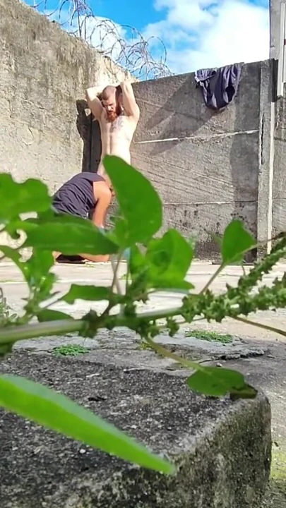 Ormandaki kamera iki heteroseksüel adamla sikişirken filme çekiyor | Klip 1