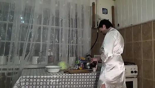 Büyük memeli seksi dağınık ev hanımı! 31 TALIMATı! Göğüsleri yemekle kaplıyor!