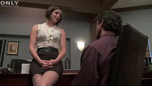 İç çamaşırlı azgın esmer patronu tarafından sikiliyor ve dölünü yiyor