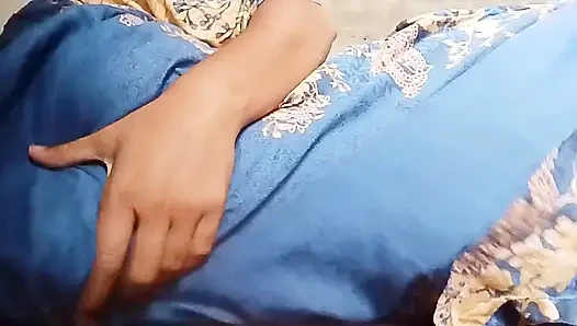 Güzel kız tek başına göğüslerine bastırıyor ve ateşli bir oğlan buluyor