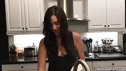 Jelena Jensen büyük bir döl yutuyor