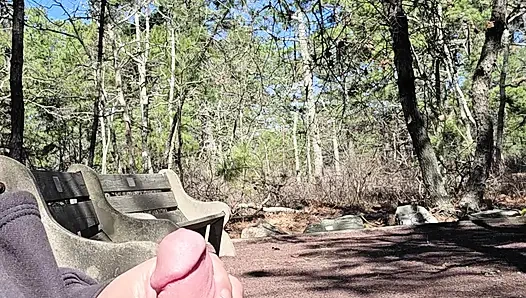 Halka açık orman parkında mantarlı yarakla azdırıyor