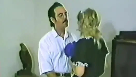Seksi sarışın hizmetçi ev sahibi tarafından sikiliyor