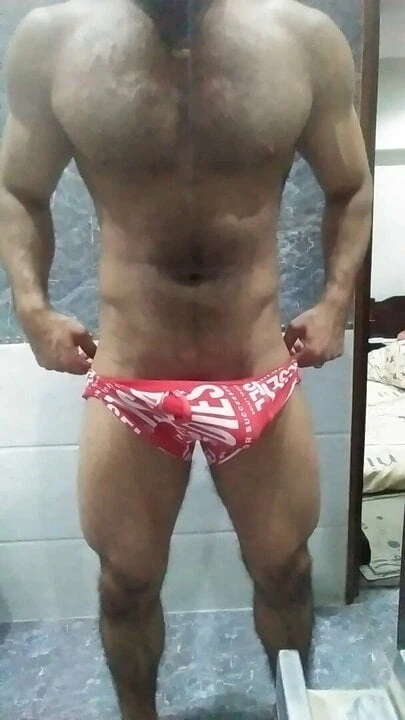 Büyük hunk soyunma ve etini gösteren
