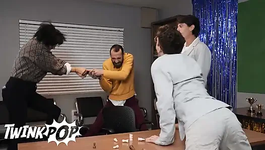 Twinkpop - Luke Connors Troye Dean'i duvara karşı derin bir sikişiyor ve ıslak bir boşalmayla bitiriyor