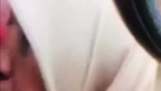 Sevimli Müslüman kadın arabasında horoz yalama