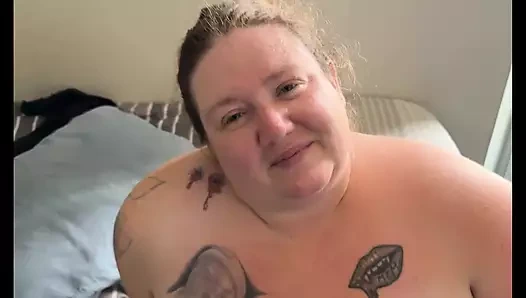 Dee siyah yarağımı çok iyi emiyor ve göğüslerine boşalıyorum.