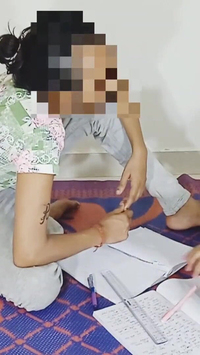 Et suyu ve üvey kız kardeş seks oyuncağıyla eğleniyor|XX Video|Desi chudai video broth'un üvey kız kardeşi ko chod diya | | Klip 1